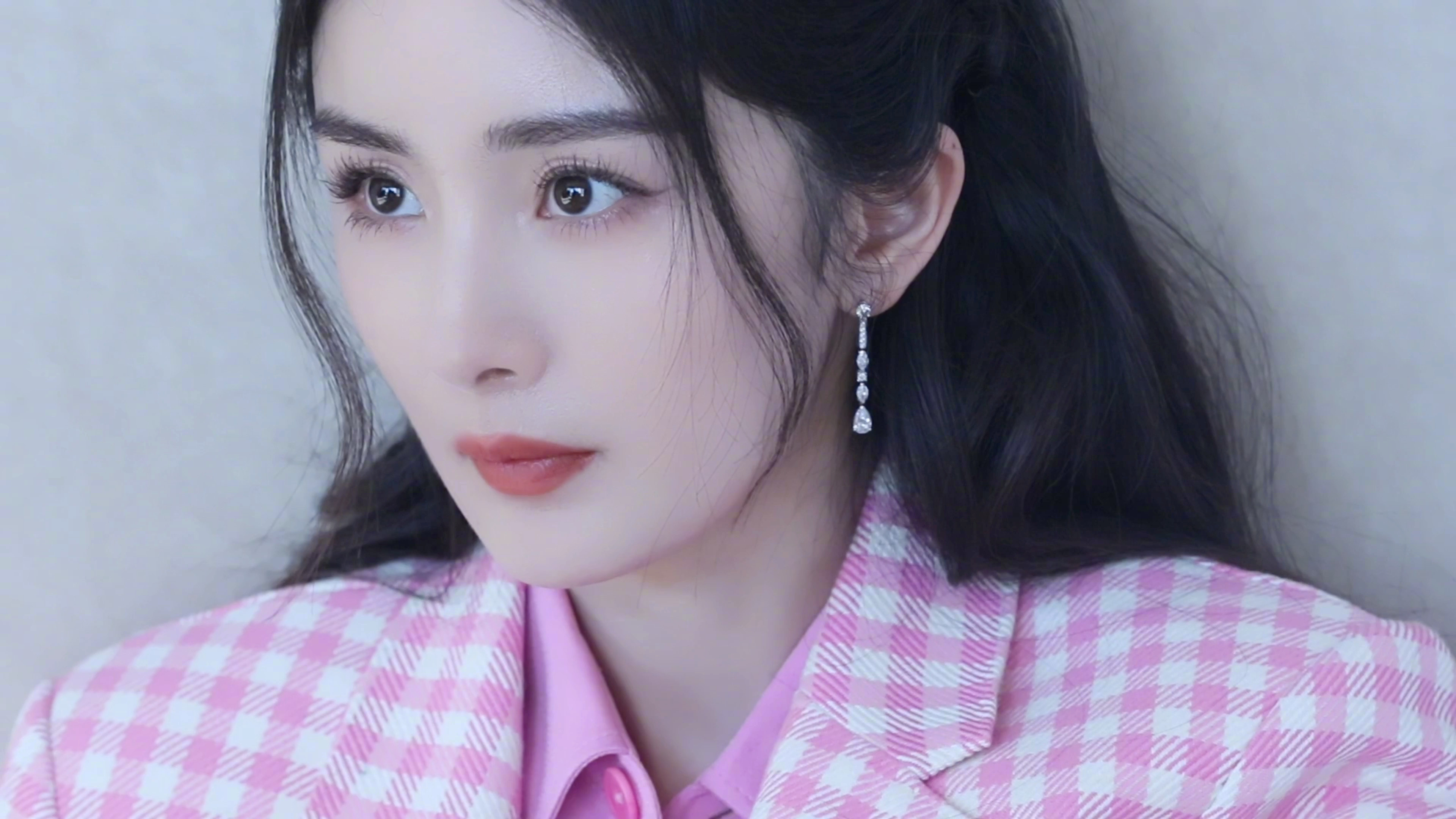 杨幂 青春正当夏，邂逅粉黛，寻找国粹魅力，领略古典之美。