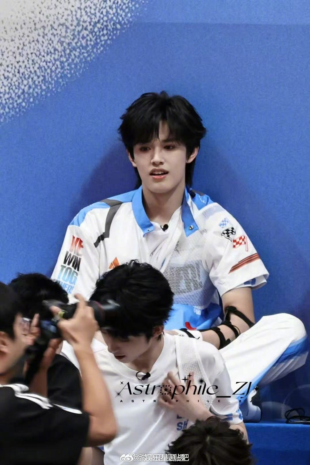 张极运动会松弛感这一块看张极家族运动会，松弛感爆棚，单杠上躺着，100米冲刺依然