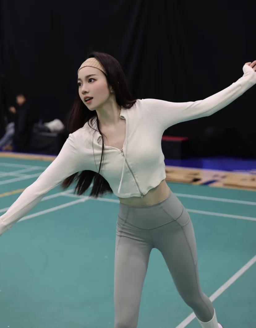 周末晚上，约上三五好友一起打打球出出汗，难得快乐！运动女孩👧！ 体育美女好样的