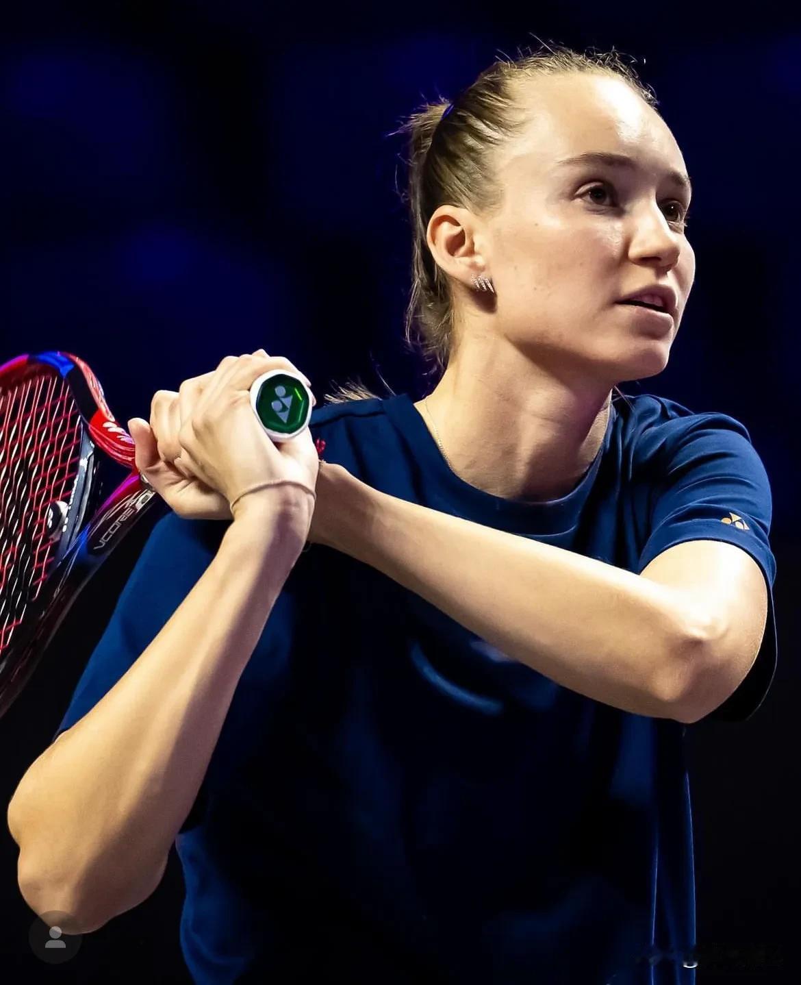 在#WTA利雅得年终总决赛# 中重新出发的莱巴金娜，出现在训练球场上。
她近期的