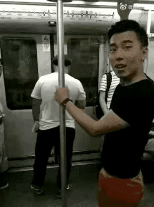下去吧！您那。
这一脚；过瘾！不为别的，就为这哥们儿上来后就站在门口，当不当央不