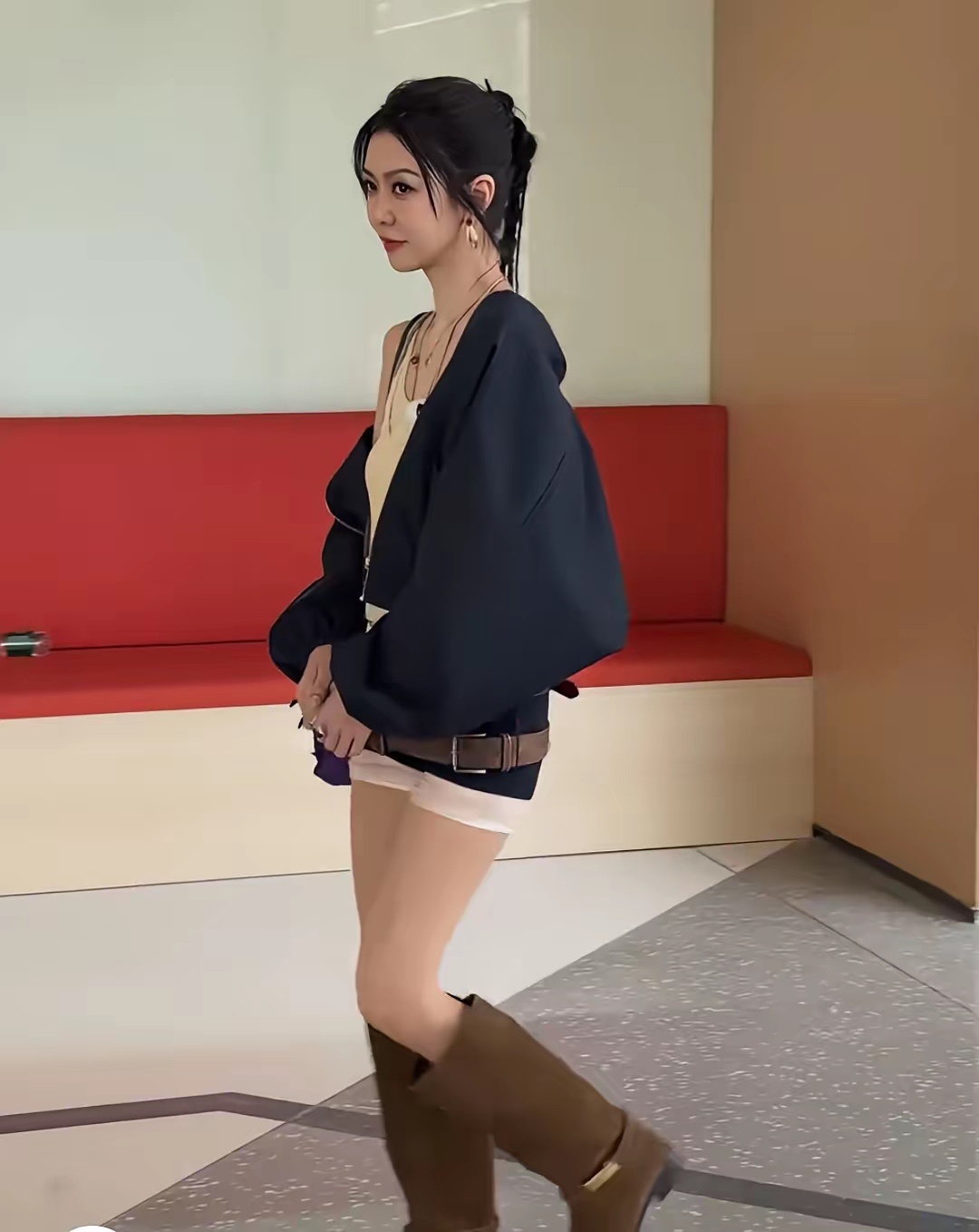 四十几岁的人了，不管是身材还是脸蛋都是满满的少女感！她应该是香港唯一一个保养的这