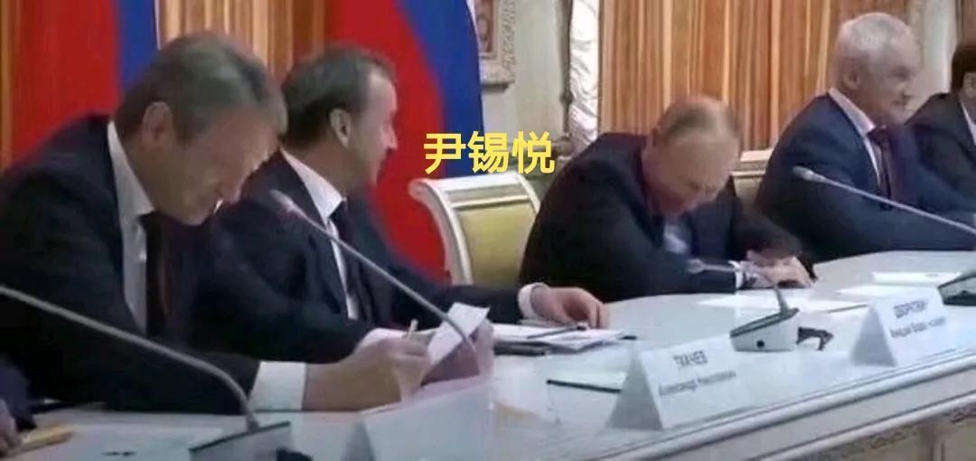尹锡悦的危机，却是普京的机遇。
尹锡悦与泽连斯基有一份21亿美元的援助协议。第一
