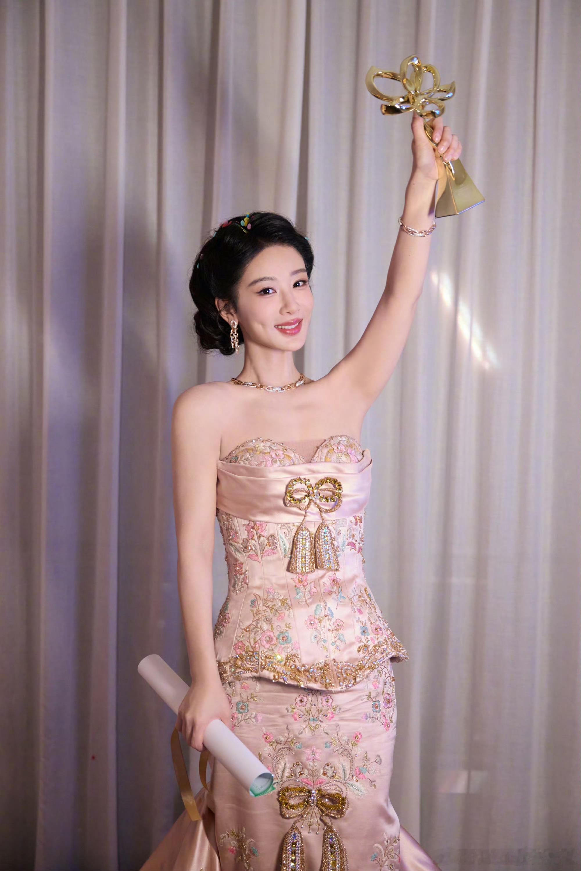 杨紫 时代面孔 努力奋进童星出道，深耕荧屏二十余载；历经沉淀，登顶白玉兰视后。不