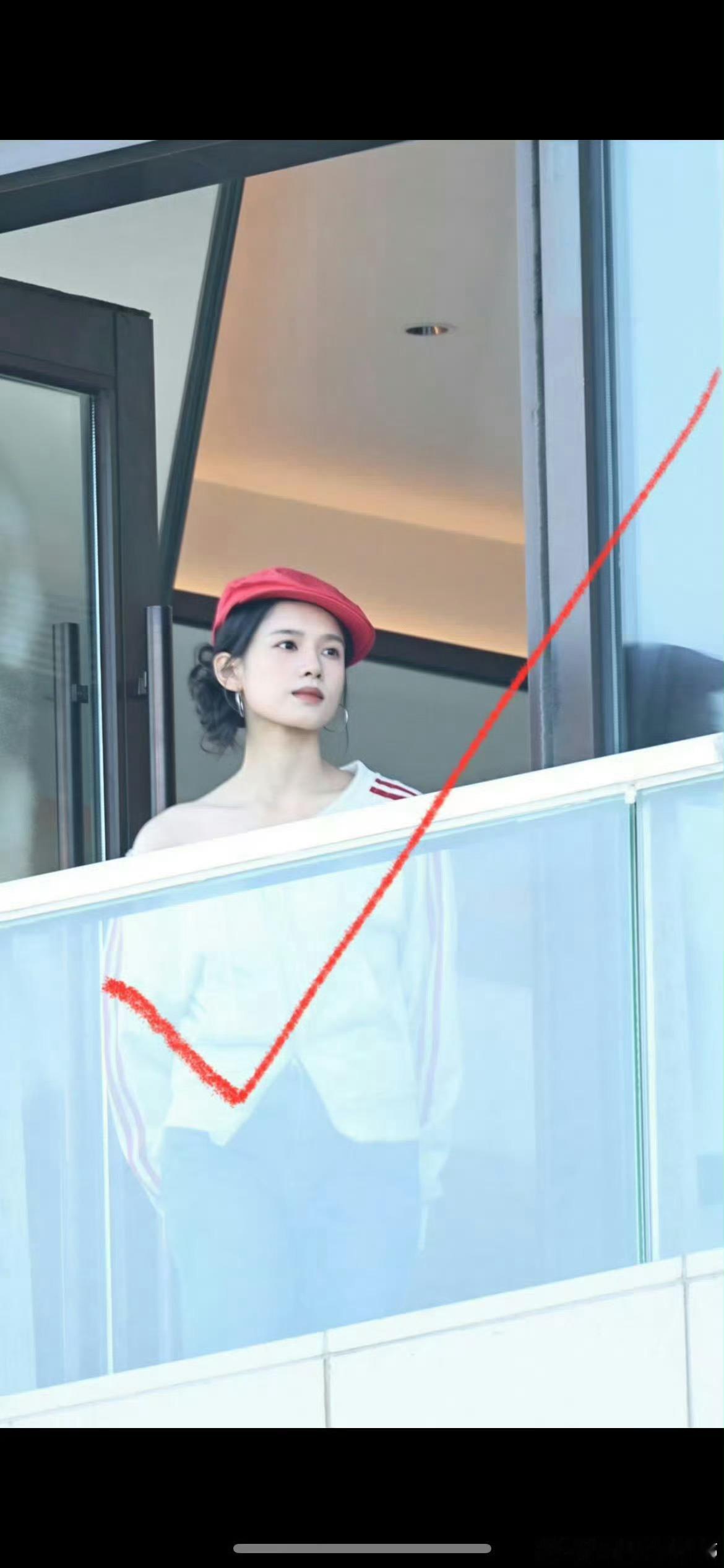 张婧仪最适合古早台偶女主穿搭的女明星，尤其这个红色贝雷帽造型，好明媚的任冬雪 