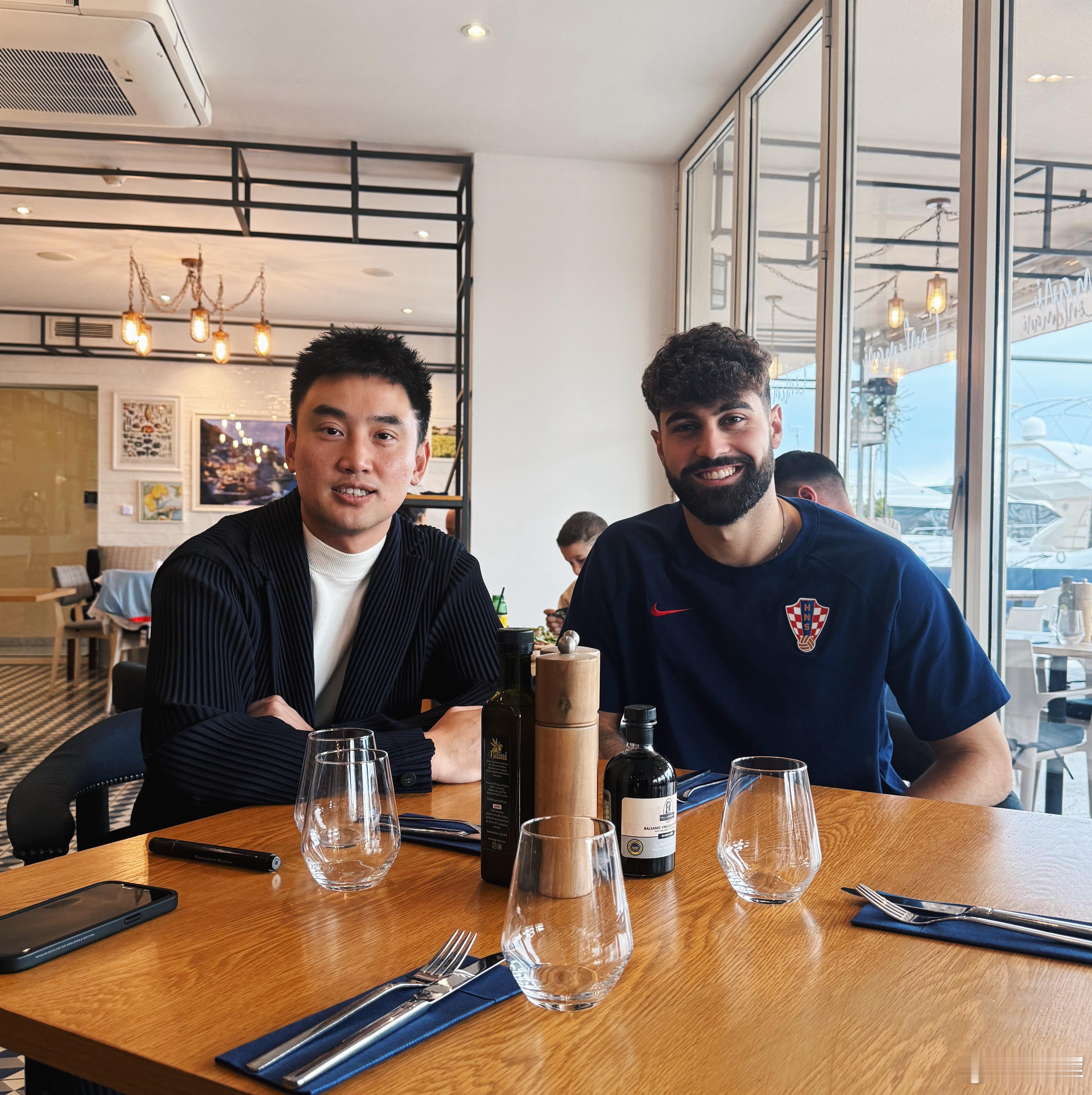 何荣天哥哥仔，在 克罗地亚与其国家队一起。CRO : POR => 1:1⚽️?