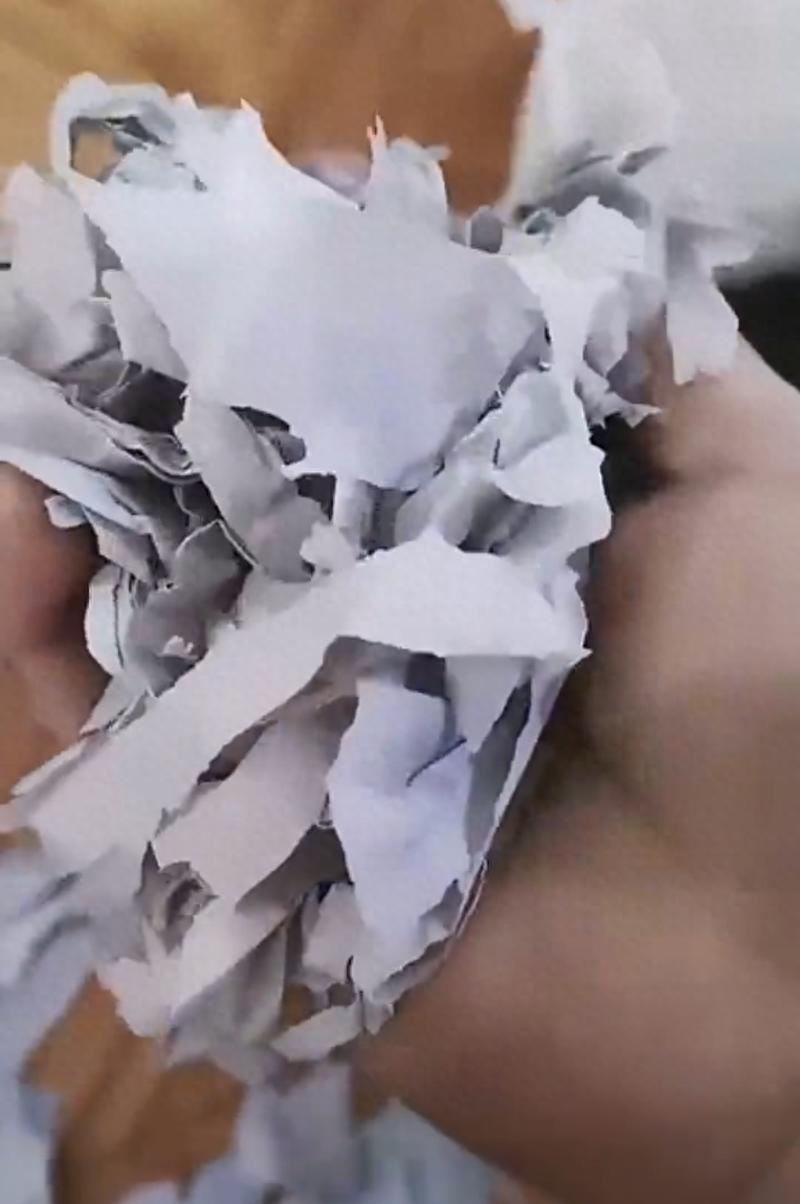 近日，吉林敦化一网友发布视频称，其孩子的校服不御寒，剪开校服后看到的景象令人吃惊