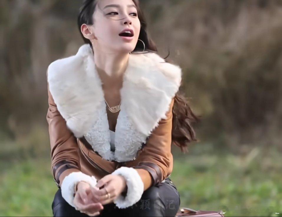 #杨颖[超话]# 这撩的哪里是头发啊，撩的不是我的心吗[害羞][害羞]小小的巴掌