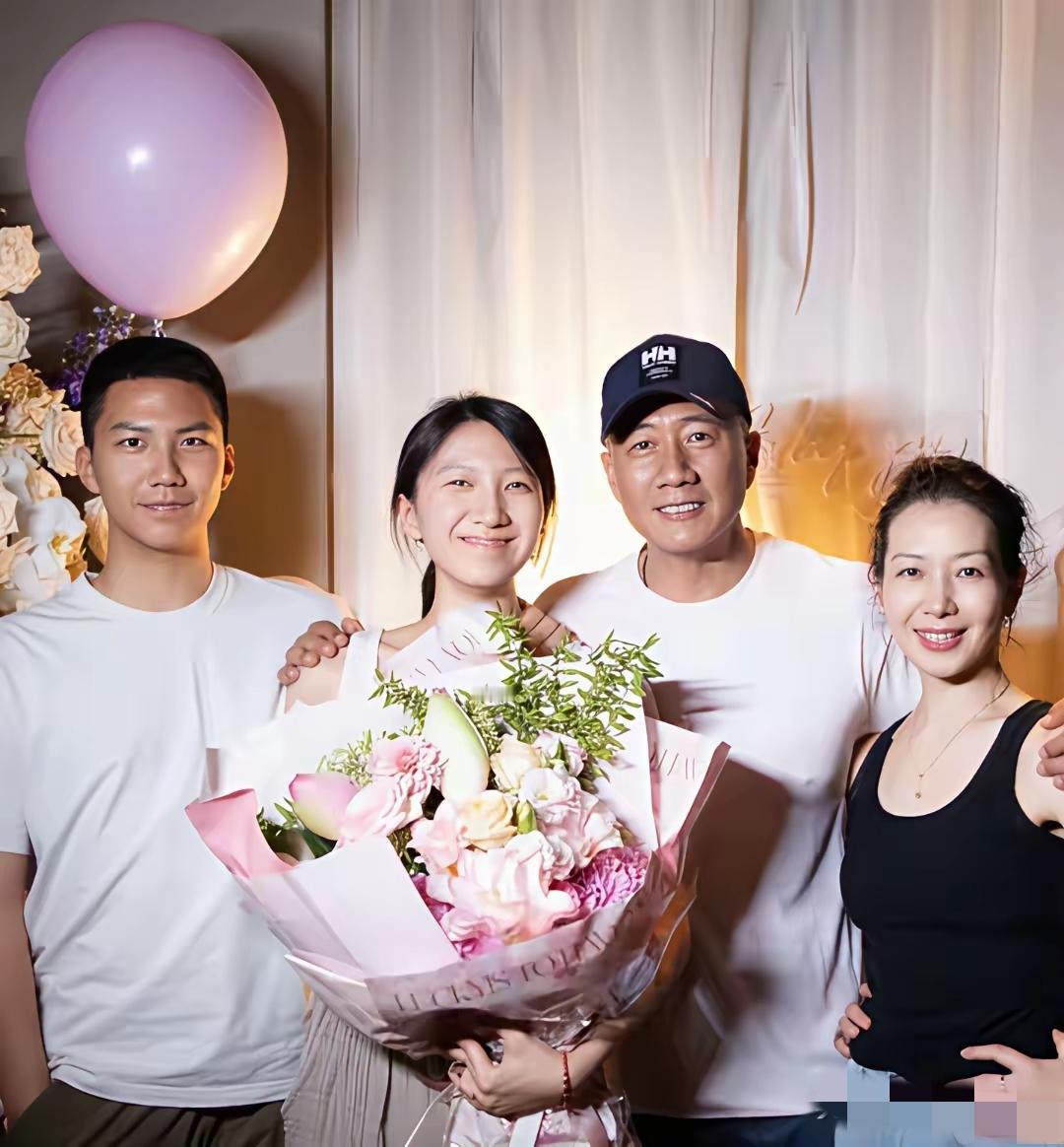胡军一家四口，真没想到他女儿已然是24岁的大姑娘了。女儿酷似妈妈，温柔且漂亮，看