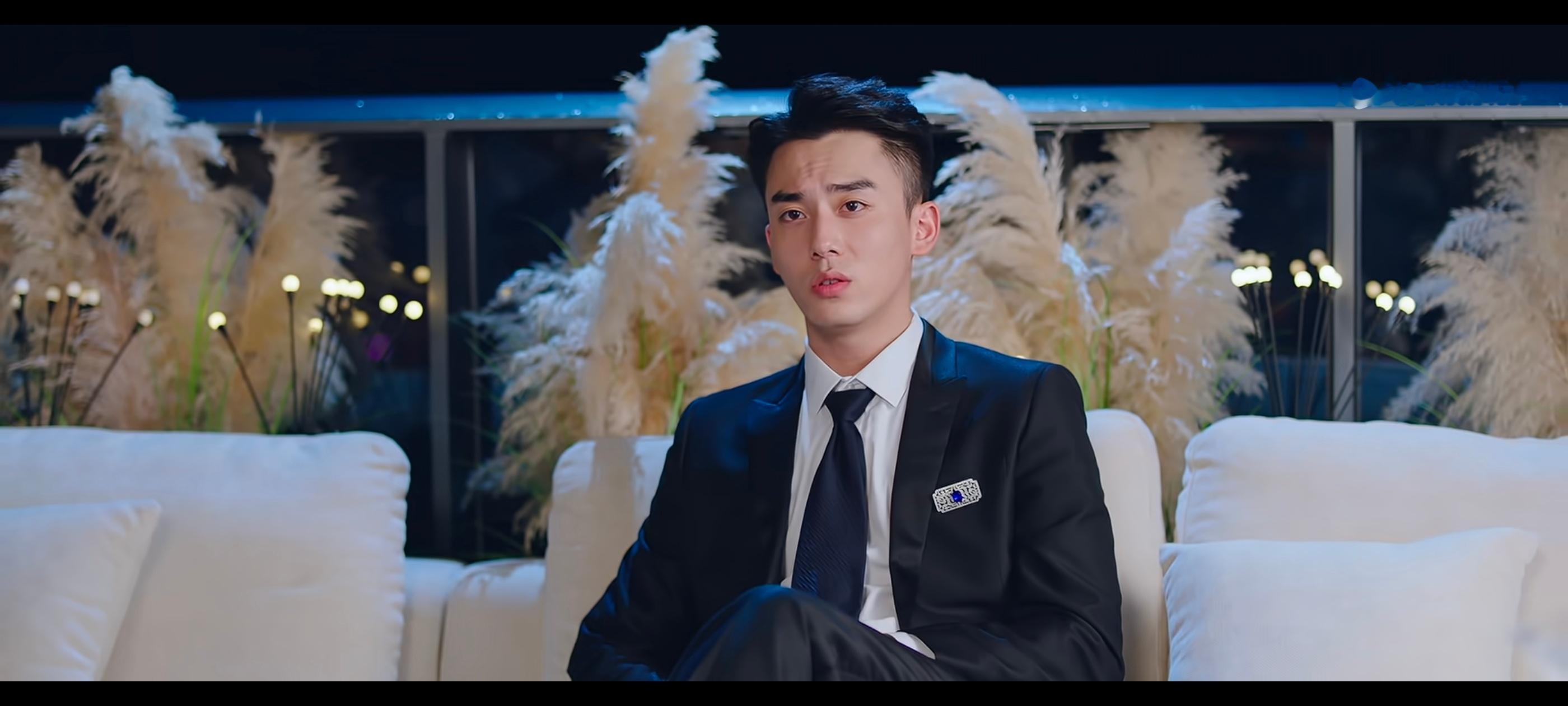 之前觉得他是硬朗挂的，有性张力，新剧里完全不是这个气质，身板还有点小 