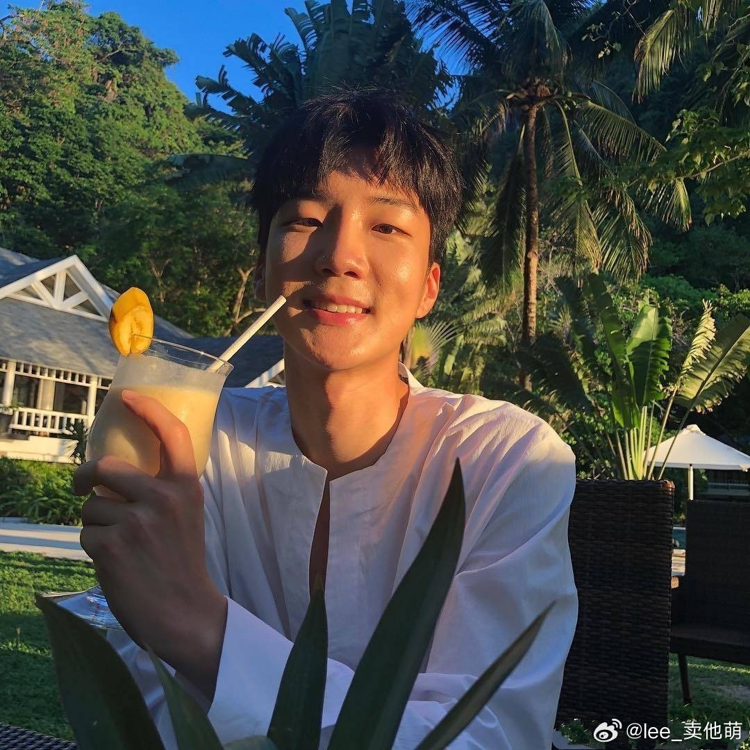你在中心 我在旁边绕着蓝色地球旋转的月亮 男友风  喉结  ¦ ​​​