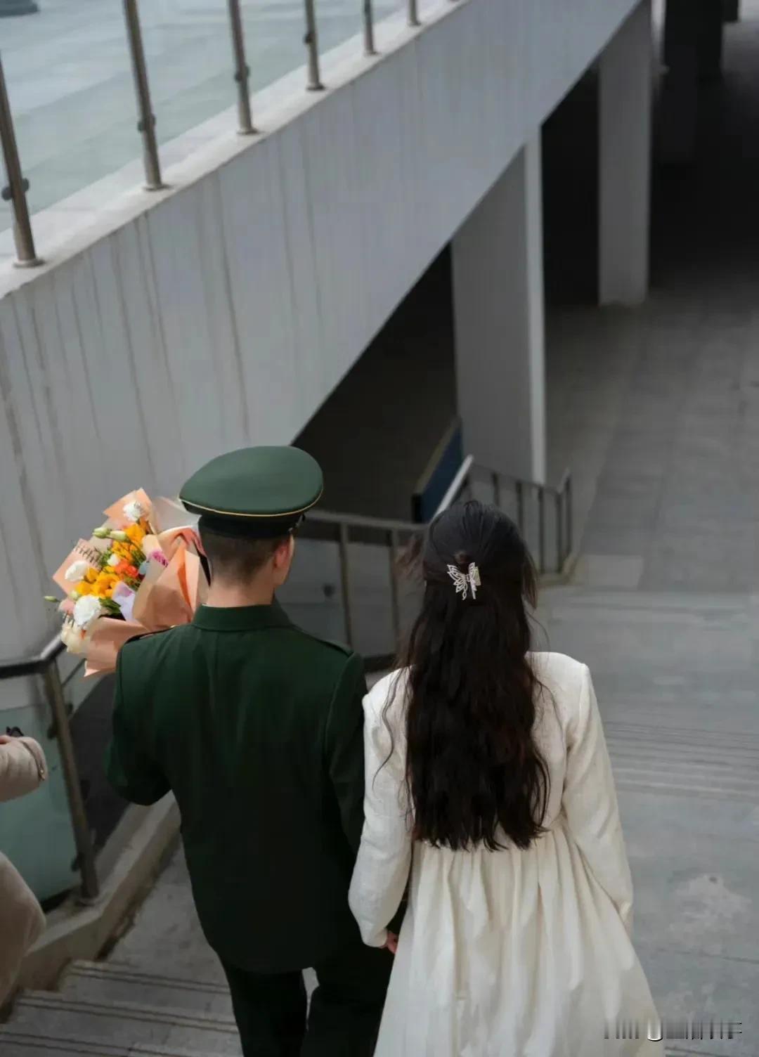 结婚1年，老公递给我一张离婚协议书
﹍﹍
一年前，我和一个当兵的结婚了。
婚礼在