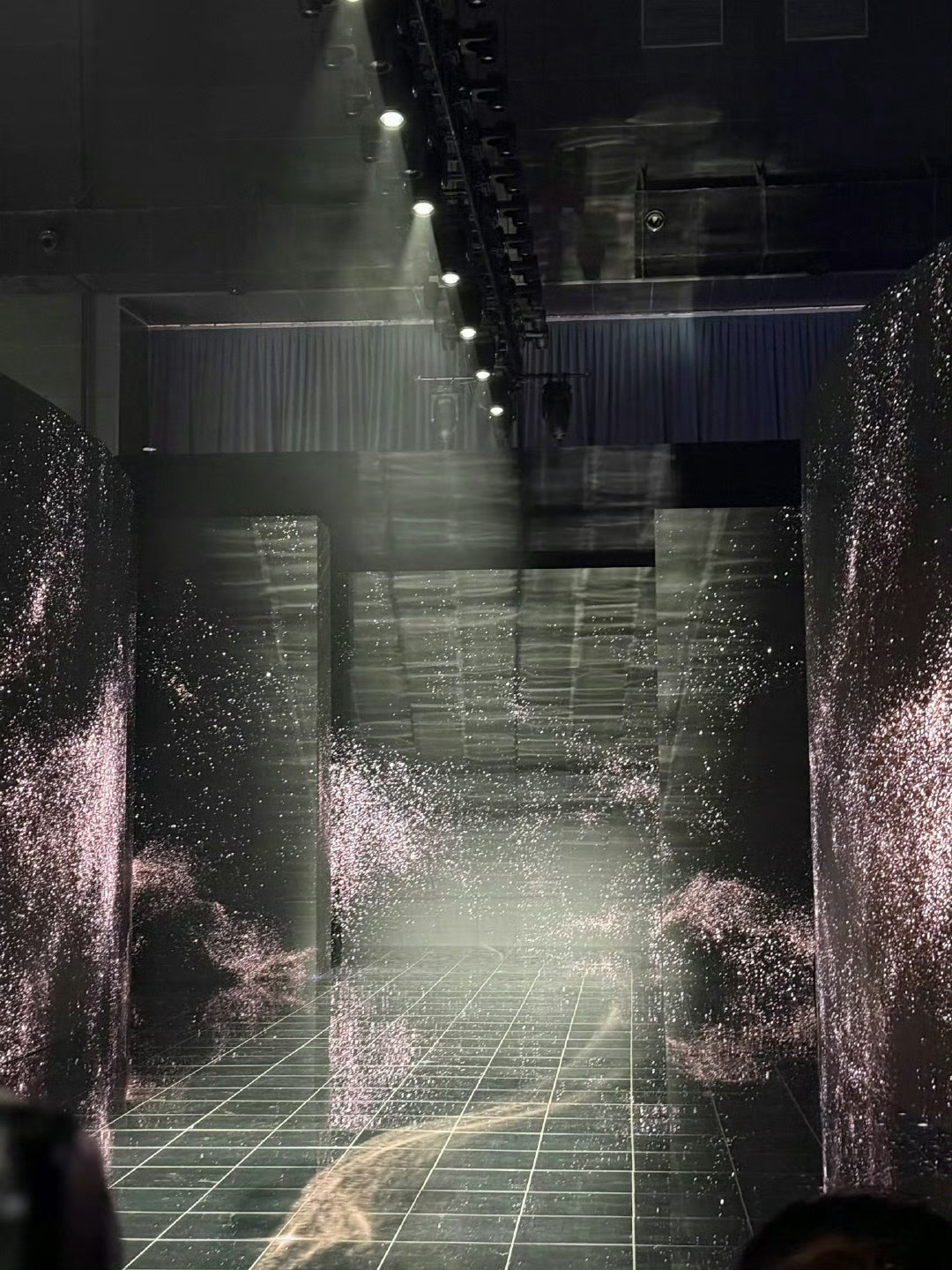 今天的微博之夜红毯是这样的，如果王一博肖战一起走的话，岂不是像婚礼现场。微博之夜