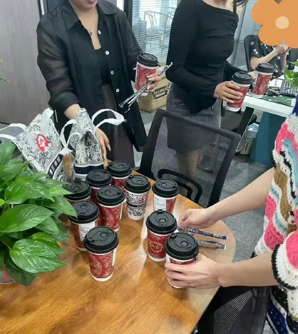 离职了，还请大家喝奶茶，真傻！
同事今天办好离职手续了，本以为她上完今天的班，会