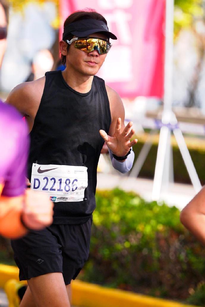 2025上海马拉松除了钟汉良参赛之外，此沙也参加了，并被拍到和观众亲切互动。