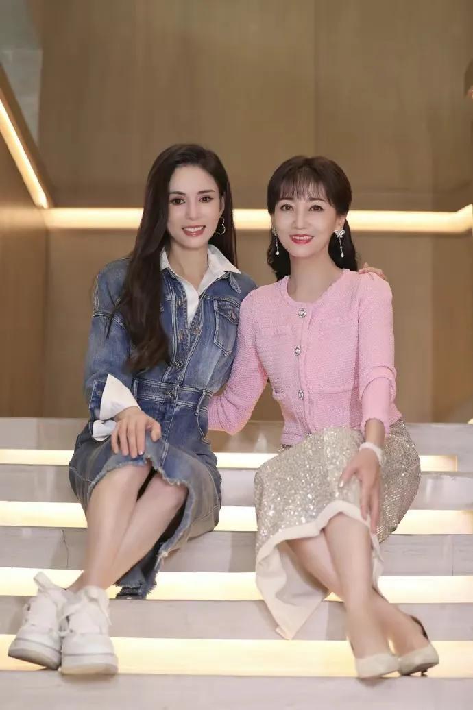 69岁赵雅芝56岁李若彤同框，白娘子小龙女一个粉嫩一个帅气都不老！
69岁的赵雅