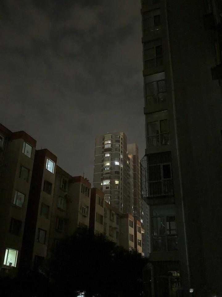 挂在天空之上的家
家是休憩心灵的港湾，家是人的精神归宿。在榆次远远地看着挂在天空