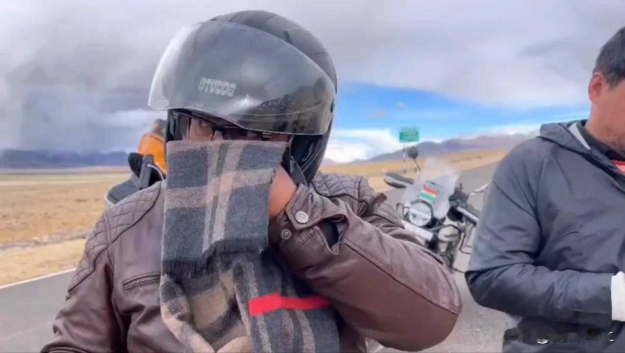 一个印度人在拉达克骑摩托车，手机自动切换到北京时间，然后这个三哥就破防了
拉达克