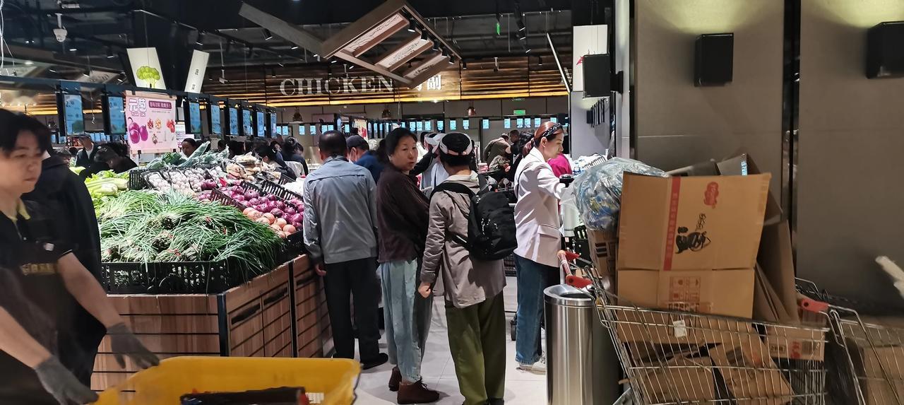 鲅鱼圈就一个超市生意兴隆，其他超市都差不多是在维持，有的面临关门。
这家什么时候