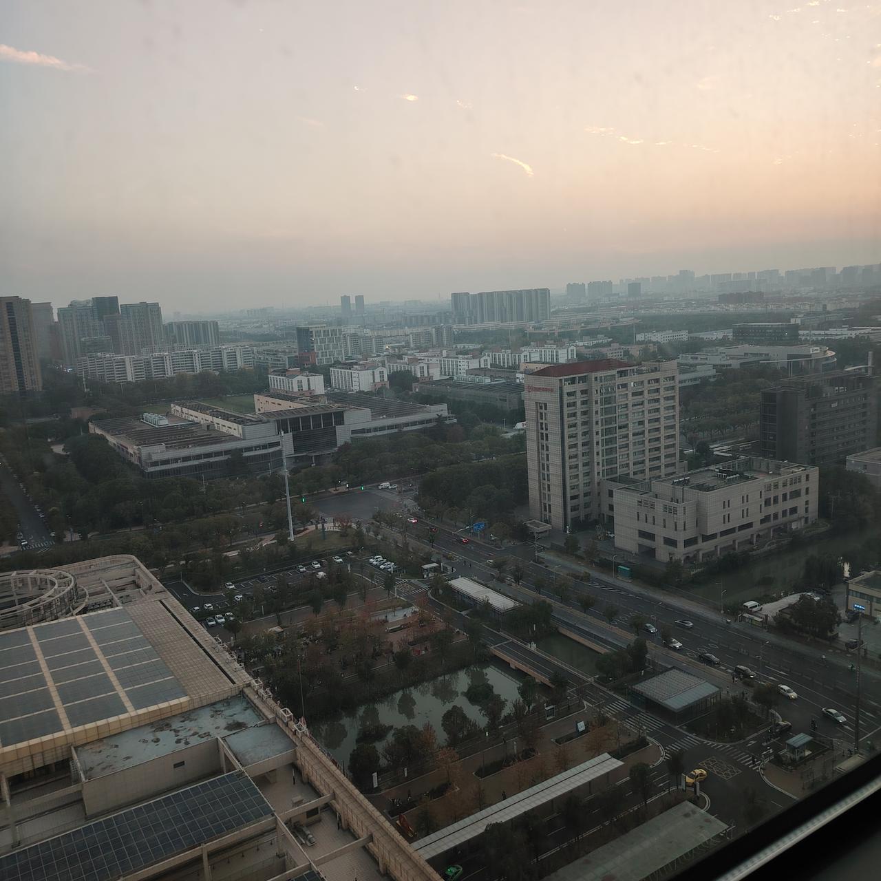 有时候，一句到位的话能让人印象深刻，甚至帮你赢得主动权。但如果总是锋芒毕露，把什