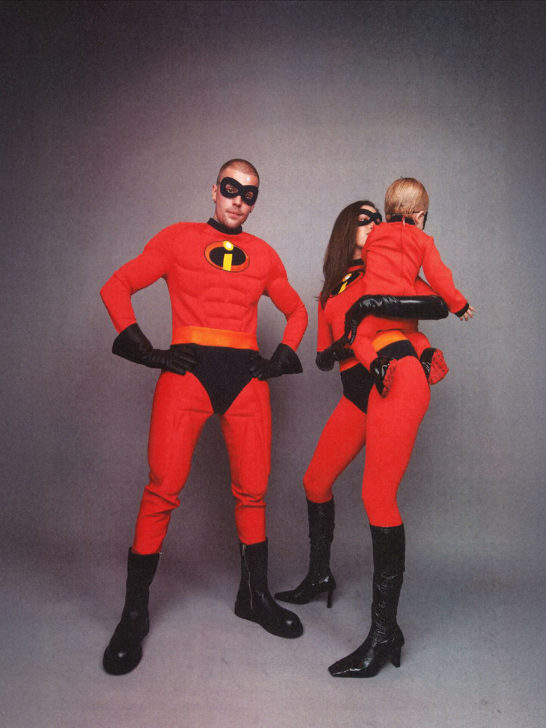 Justin Bieber一家三口的万圣节造型，灵感来源于《超人总动员》，小朋友