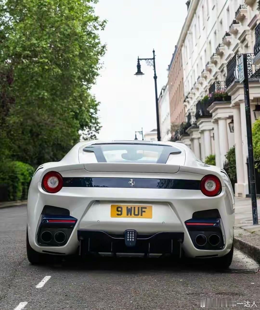 法拉利F12TDF，白色车身配蓝色碳纤维，真心爱了。#每日说车[超话]# ​​​