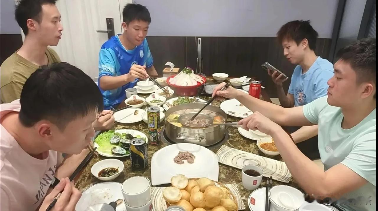 明润的今晚聚餐吃火锅。
昨天林高远到了上海，今天上午他就开始投入到训练中了，看到