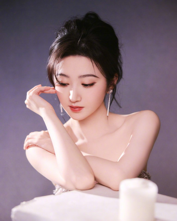 景甜一袭粉裙好似雅典娜女神～ ​​​