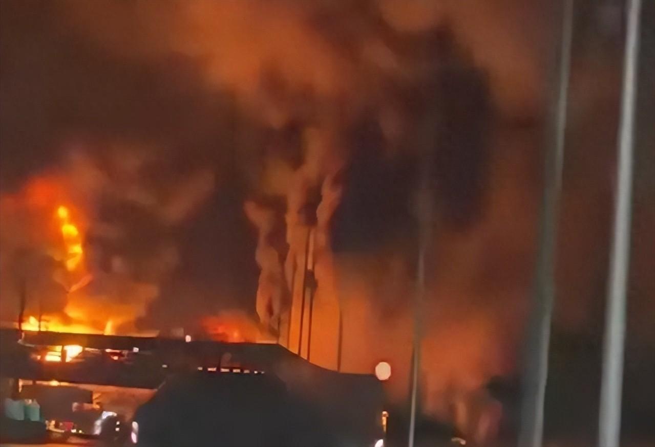 德黑兰那场“黑雨”，算是把这场仗的味道全打出来了。油库爆炸，黑烟遮天，白天开车都