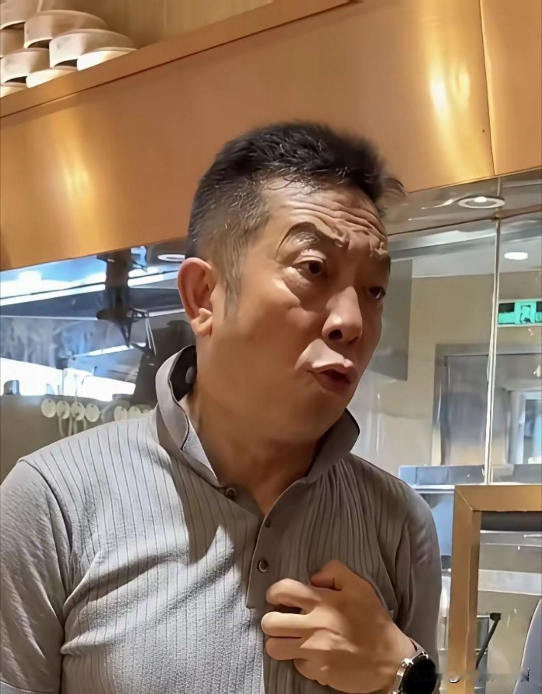 其实明眼人都看出来了
贾国龙这个人
他一直都非常努力的并坚持做自己的个人形象IP