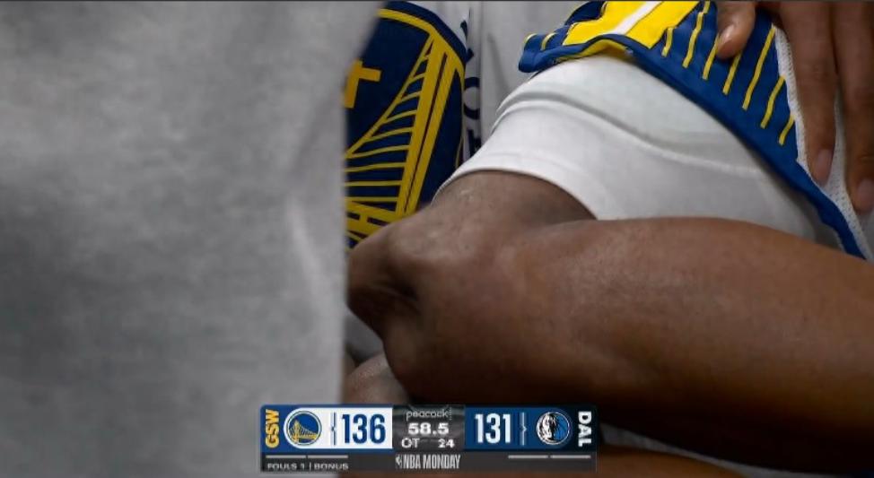 慎点慎入，勇士大将膝盖严重变形，库里抱头情绪崩溃，担架抬出，比赛长时间中断，真完