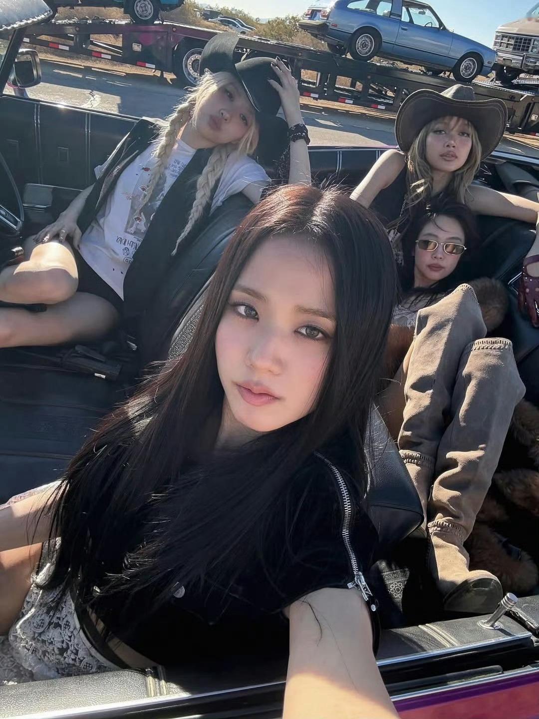 金智秀ins更新BLACKPINK合照 金智秀ins刚更新的BLACKPINK合