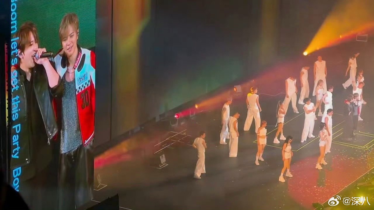 罗志祥姜涛演唱会亲了罗志祥演唱会亲了姜涛 罗志祥姜涛演唱会亲了，这是在干嘛 