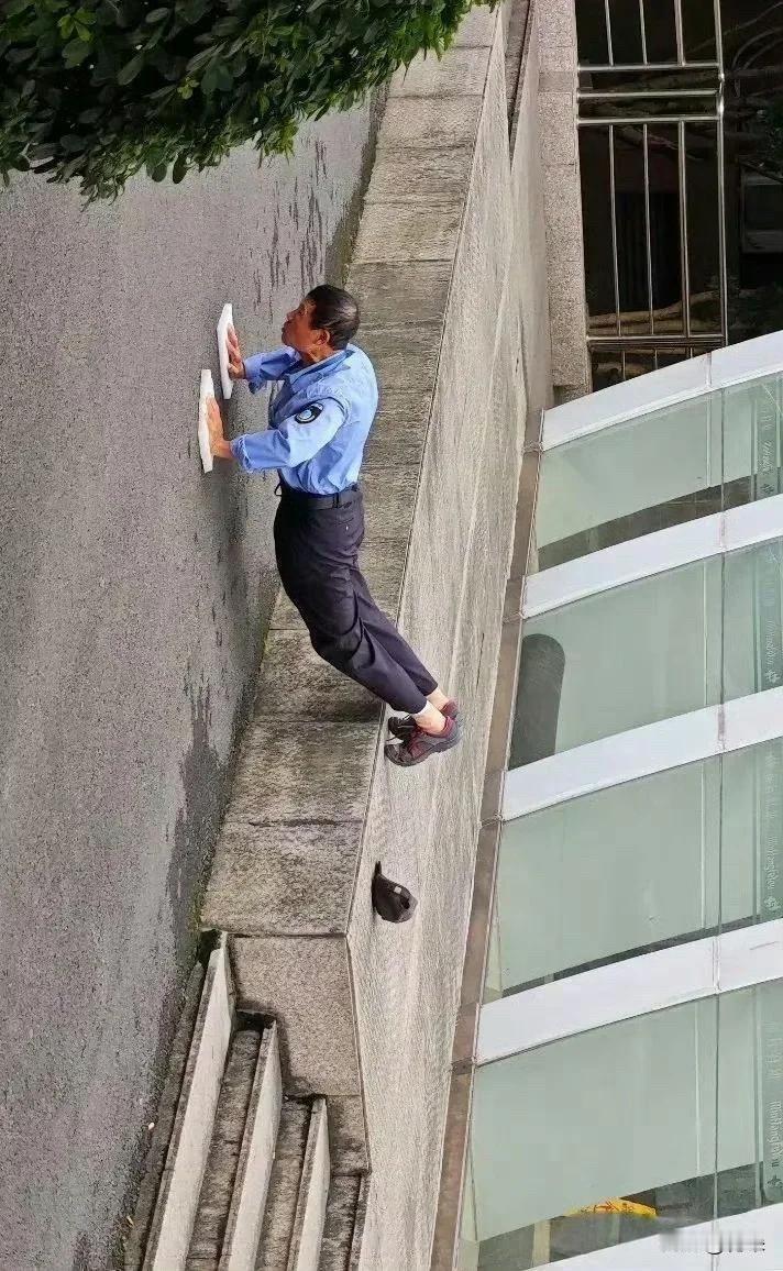 保安大爷好功夫
第一眼看错了有没有？
就这样子已经超过所有的同龄人
不知道大爷的