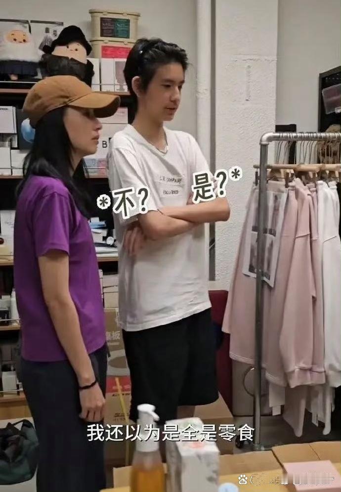 董洁的儿子顶顶来探班，15岁的他已比妈妈高出一头，目测身高超过180厘米。 ​​