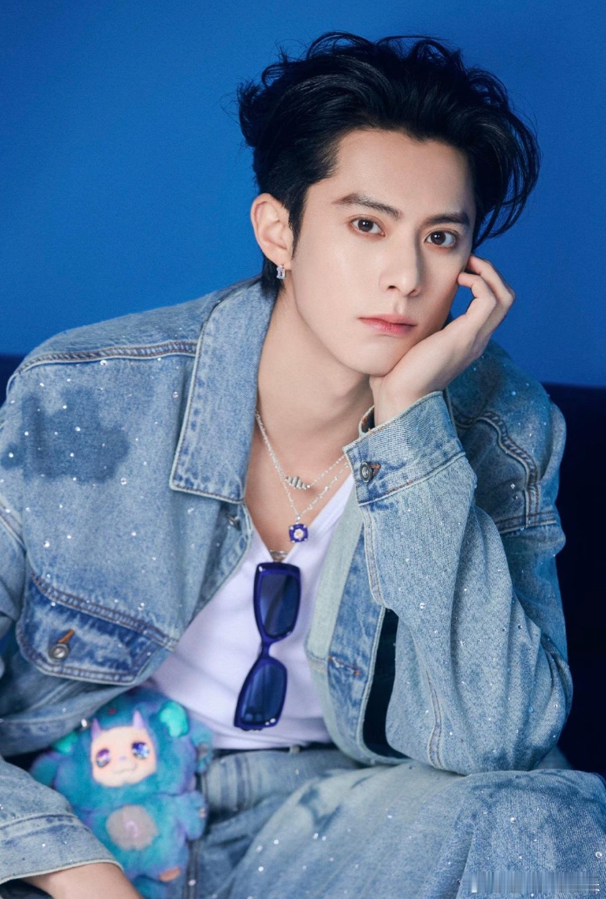 王鹤棣官宣湖南跨晚湖南卫视跨年第三波阵容湖南卫视跨年演唱会 松弛感天花板王鹤棣！