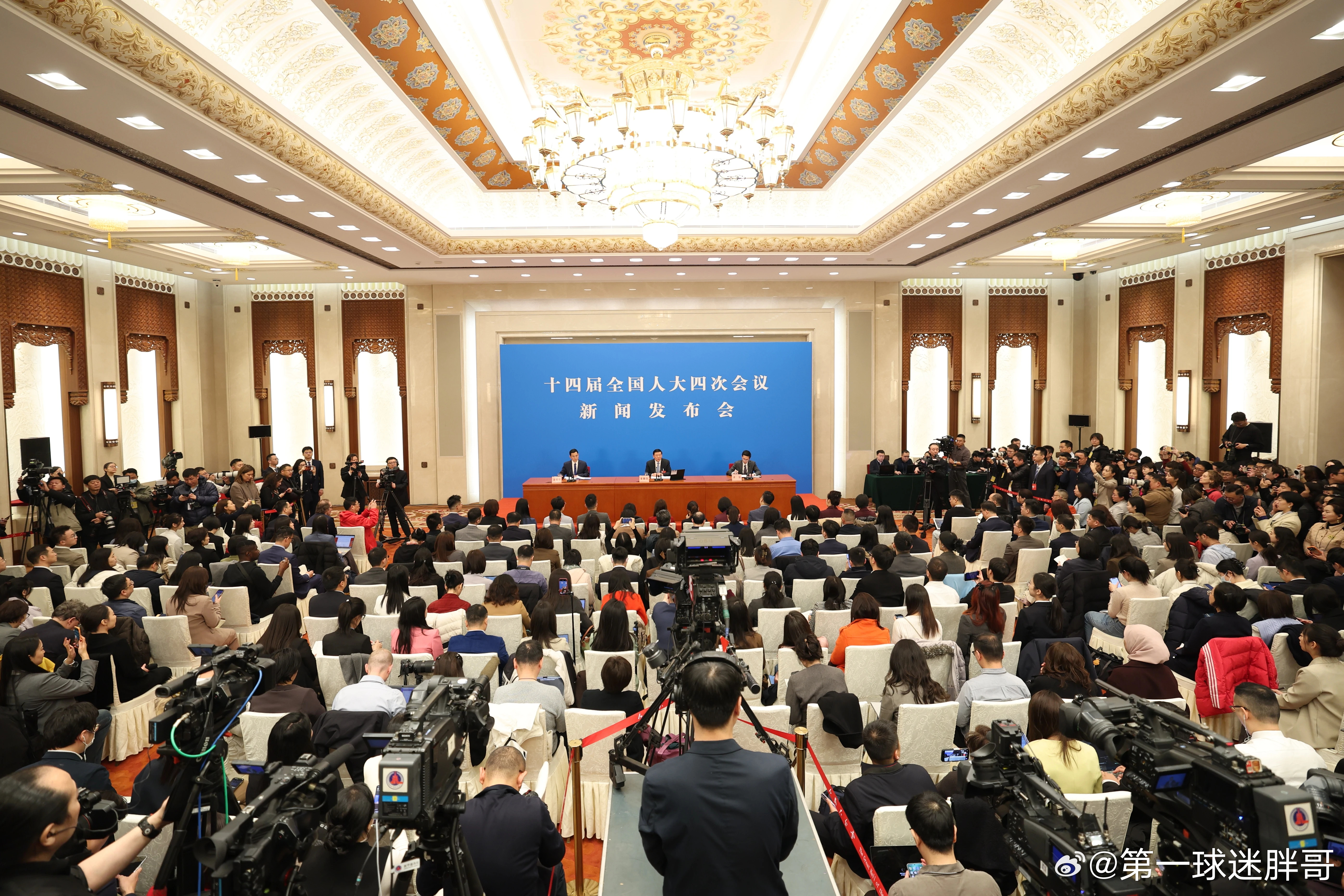 两会观察团一年来制定法律6件修改法律14件 全国人大常委会工作报告显示，一年来，