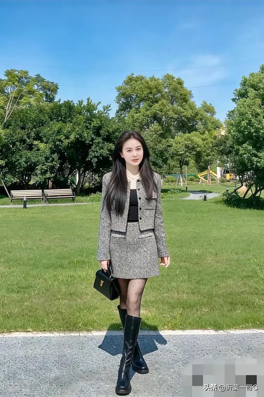 这位美女虽然不出名，但是落落大方有气质，衣服搭配合理，长发飘飘，长筒皮靴，她虽然