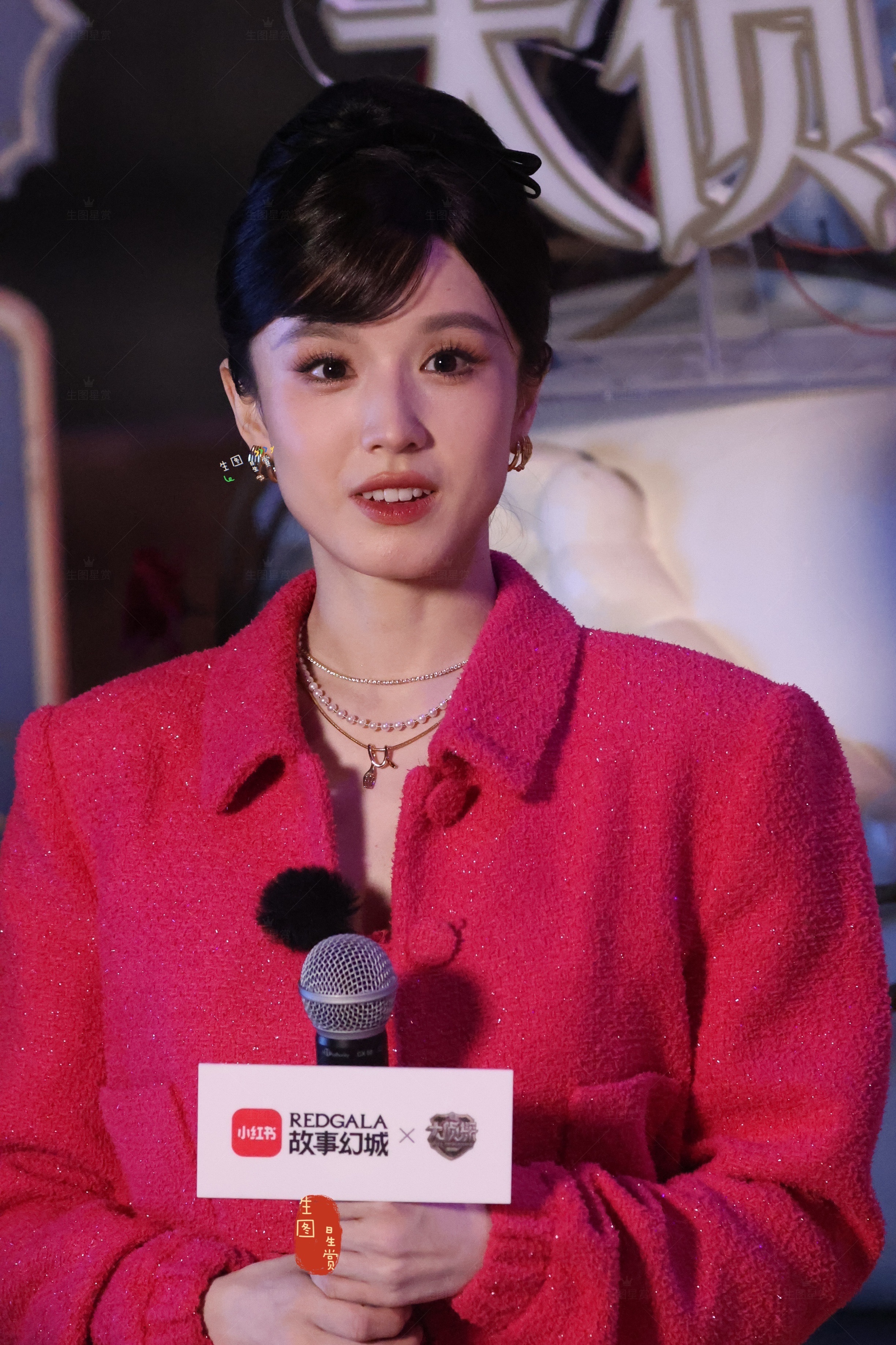 张雅琪亮相故事幻城大侦探 展位90年代复古风，玫红色明媚俏丽❤️💋 