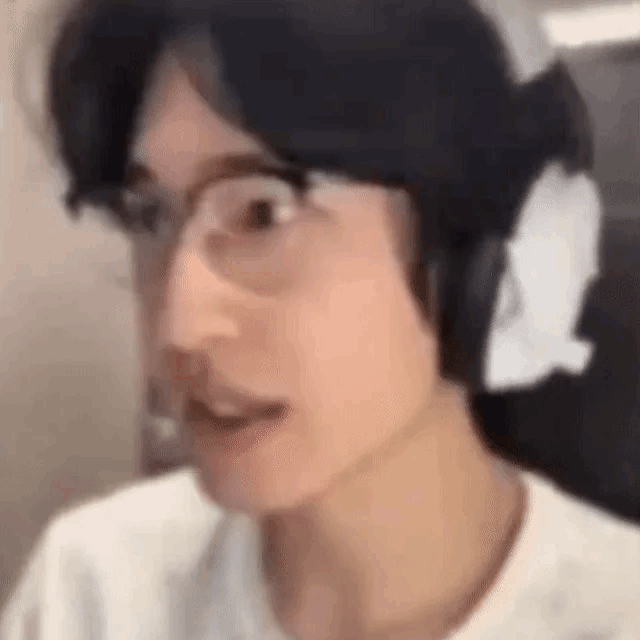 领导不在，一边开线上会一边一个人来吃寿喜烧 