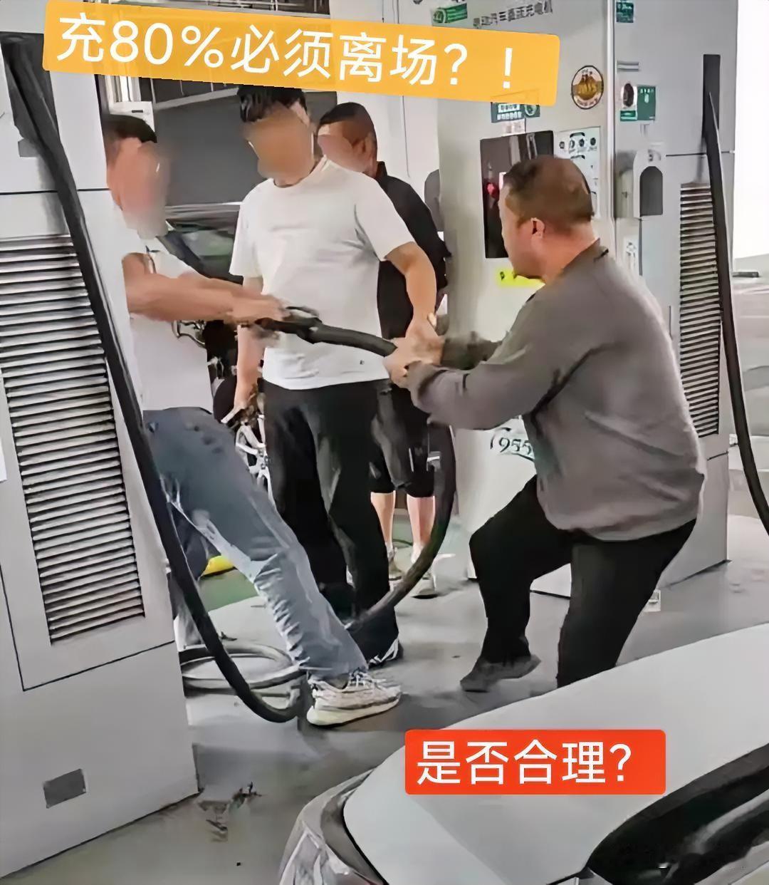 国庆服务区那一幕我算见识了：前车刚跳到80%，后车就敲窗户，“哥们儿，充够了吧？