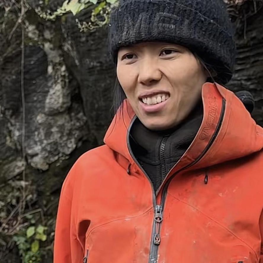 她是“荒野铿锵玫瑰”
11月14日，张家界七星山荒野求生赛唯一女选手“冷美人”杨