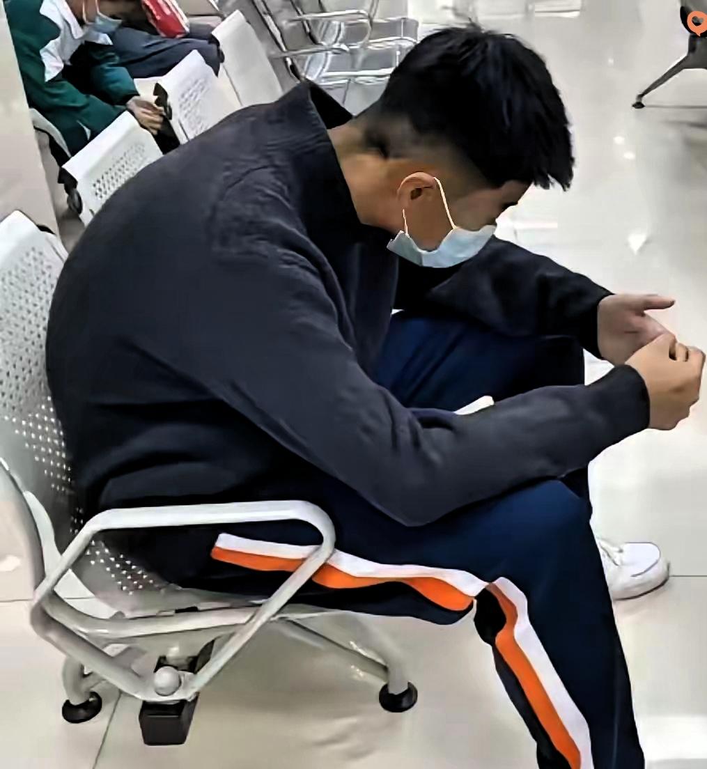 14岁男孩父亲抢救急需6000元，给亲戚打一圈电话，竟没一人肯帮！
 
男孩攥着