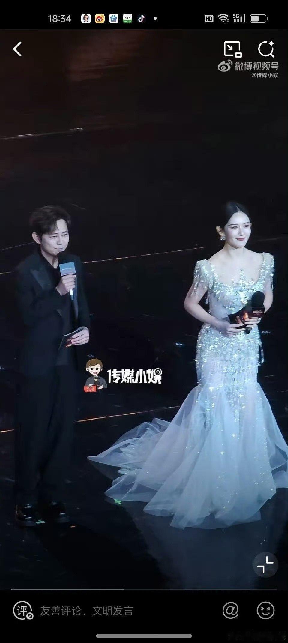 何炅谢娜一出场我的青春回来了 被狠狠戳中！何老师娜姐出场的瞬间，眼泪在眼眶打转！