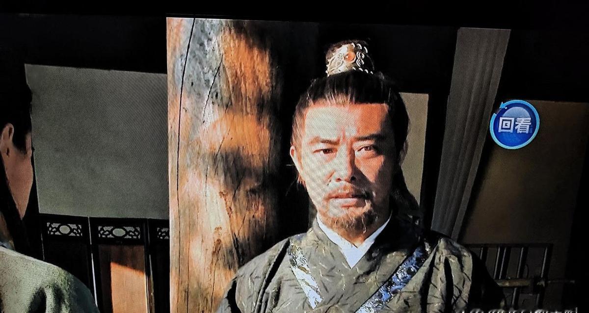 他叫朱重八，拎着刀砍了上司，押上刑场等死。
郭子兴一问，好家伙，杀的是欺压百姓的