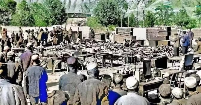 1951年，土改期间，青海民和县的农民从地主家里挖出埋在地下的家财。当地主知道自