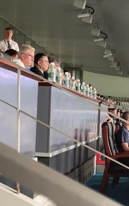曼城CEO现场观看深圳新鹏城比赛从诺坎普到伊蒂哈德再到深圳，索里亚诺的足球版图一