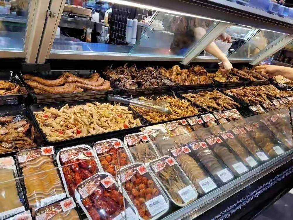 你有没有发现，超市开始扎堆卖熟食了，熟食区成了超市“标配”

现在的超市，早就彻