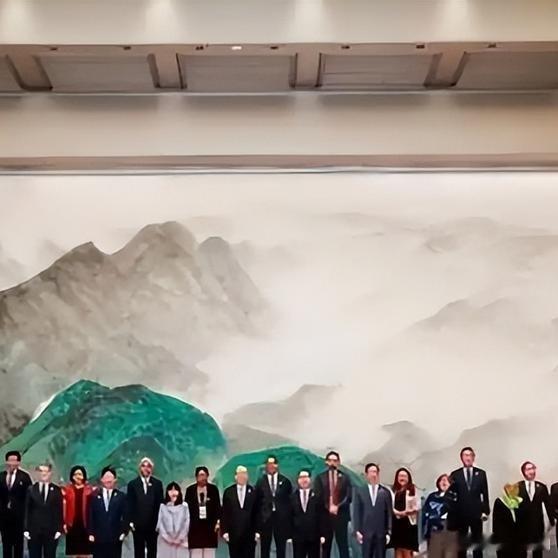 《会前疯狂叫嚣会后乖乖就范！2月12日，APEC会场一块桌牌直接打脸台当局！现实