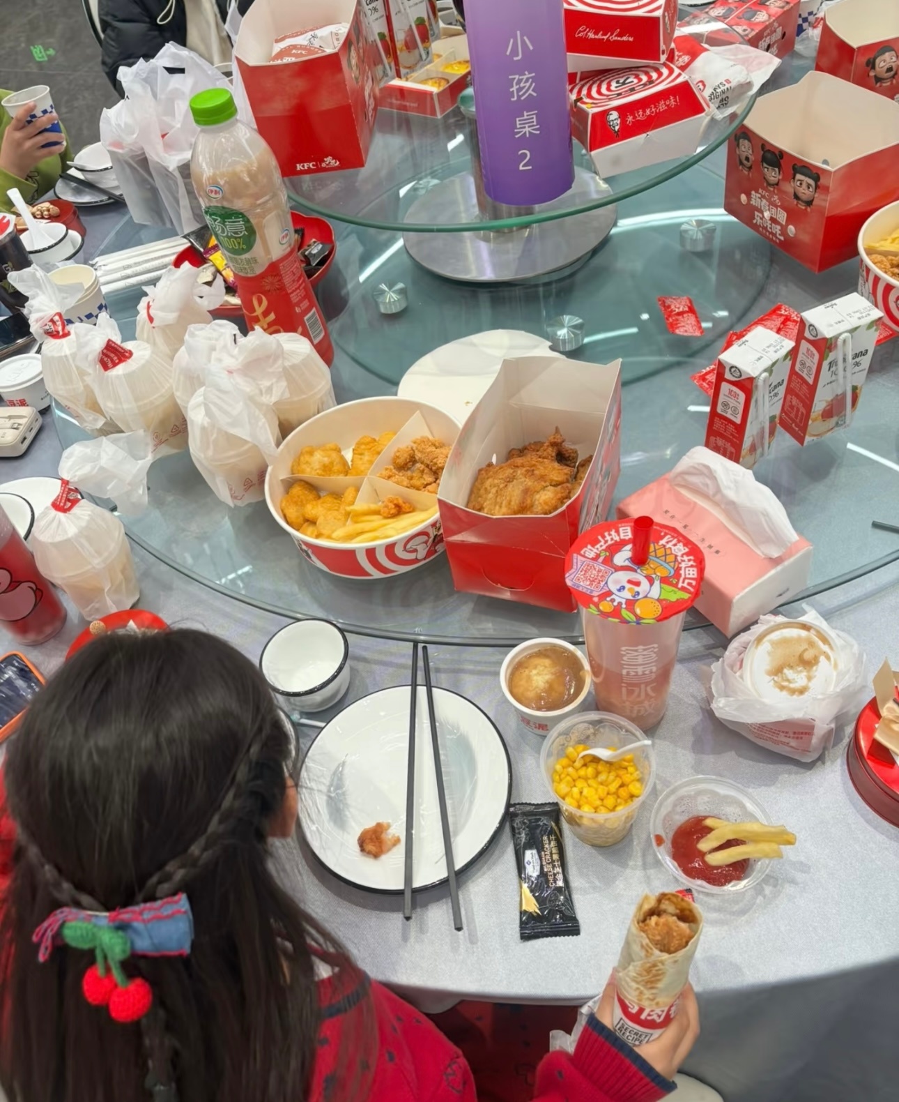 这届年轻人办婚礼已经有小孩桌了专门给娃开一桌爱吃的，娃们吃得香还不闹腾，剩菜直接